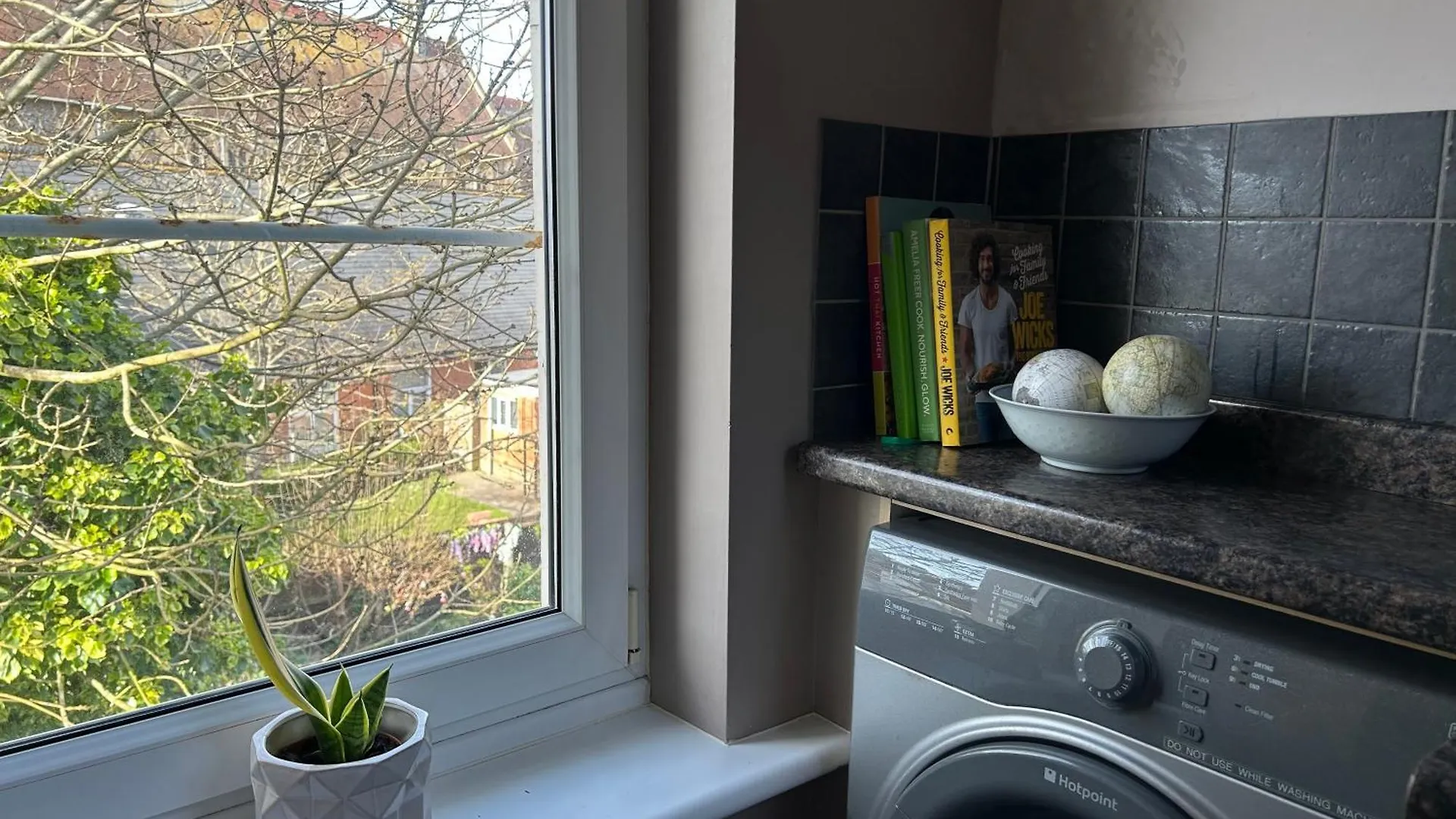 Seaside Rentals Bournemouth - 2Br, Upto 6Ppl, Beach 3 Min Walk, Dogs Ok, Wifi, Park 2 Cars Apartment