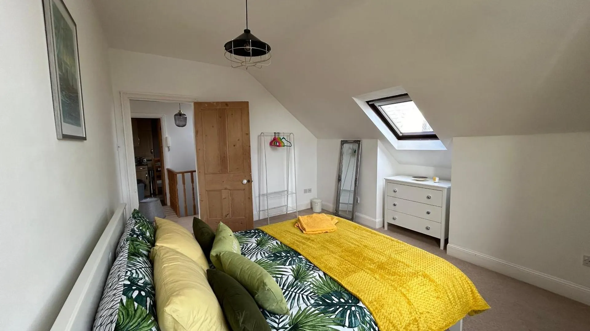 Apartment Seaside Rentals Bournemouth - 2Br, Upto 6Ppl, Beach 3 Min Walk, Dogs Ok, Wifi, Park 2 Cars