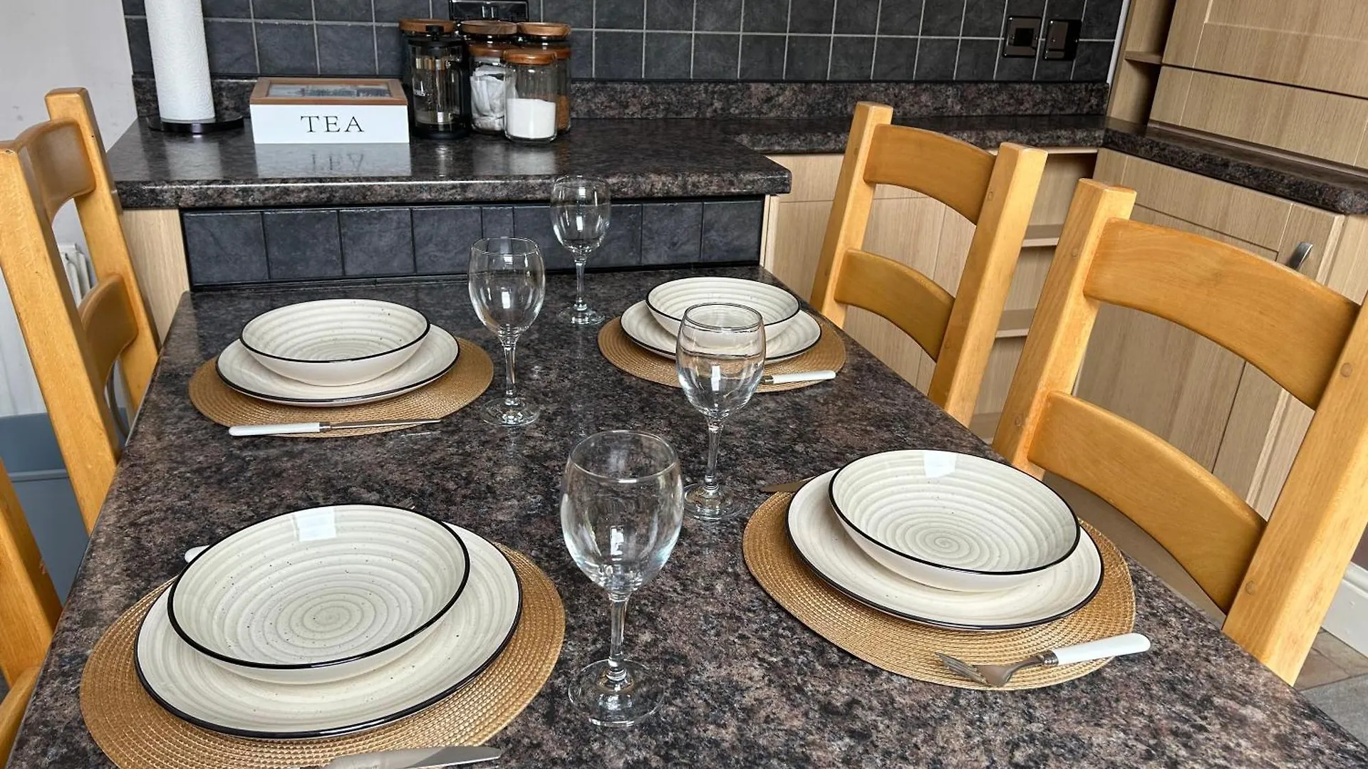 Seaside Rentals Bournemouth - 2Br, Upto 6Ppl, Beach 3 Min Walk, Dogs Ok, Wifi, Park 2 Cars Apartment