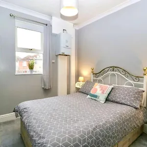  Holiday home Homely Haven: Spacious 4-bedroom With Free Parking & Fast Wi-fi